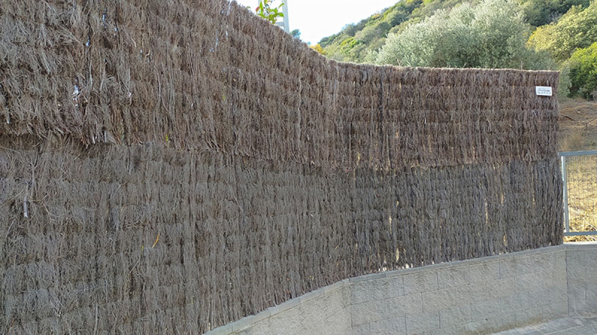 Ado Cerramientos Metálicos S.A. - Suministro e instalación de brezo natural  Eco en color marrón de 2 m de altura en Teià.  ocultacion/sistemas-ocultacion-brezo-nacional.html #barcelona #brezo  #brezoeco #instalación